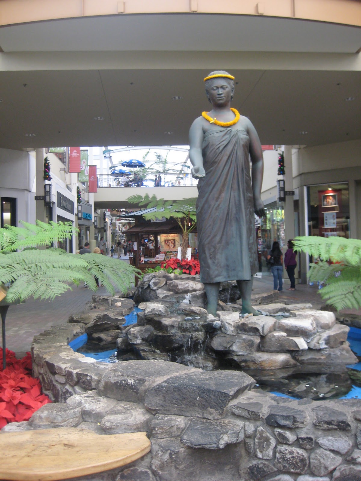 Maui Vacation Guide Christmas at the Queen Ka'ahumanu Center Maui