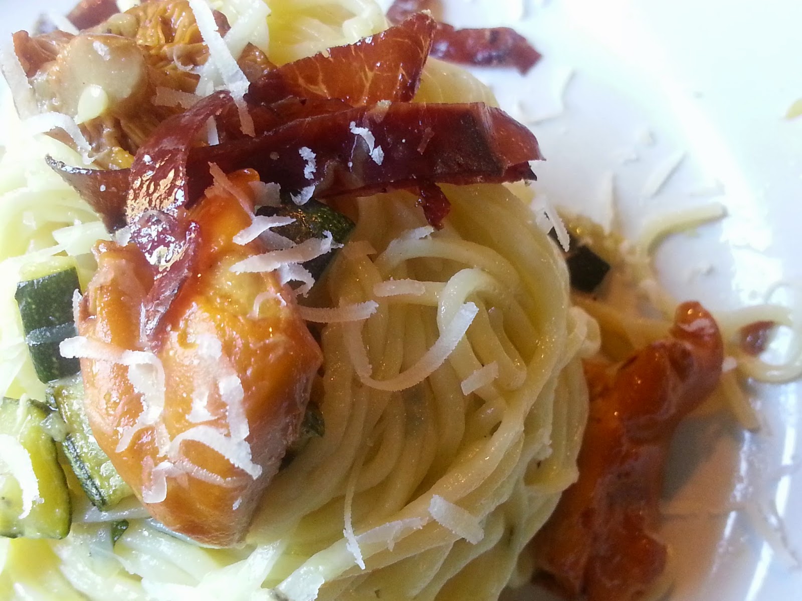 tagliolini alla maggiorana con sugo di zucchine e finferli