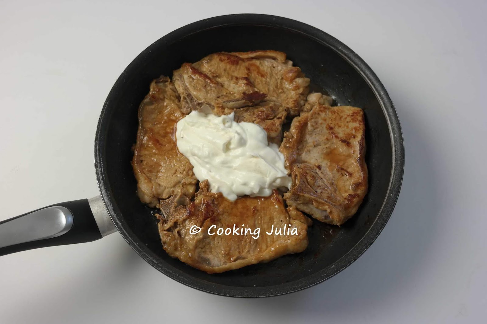 COOKING JULIA : CÔTES DE VEAU À LA CRÈME ET AUX CHAMPIGNONS