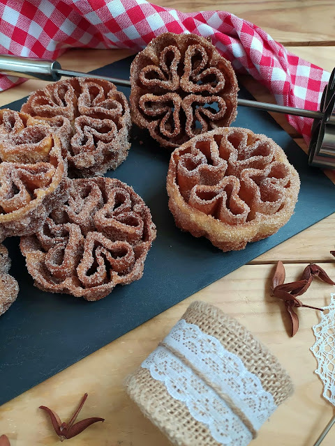 Flores fritas. Receta tradicional de Cuaresma, Semana Santa y Carnaval. Repostería de sartén Dulces fritos Flores extremeñas, manchegas Pascua Cuca