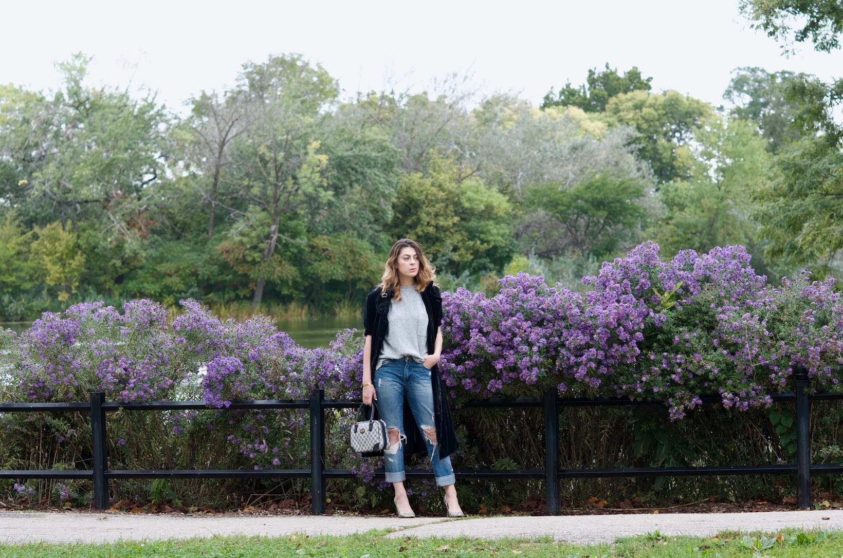 Chicago Park District, Humboldt Park, H&M Studio Short-sleeved velvet coat, Short-sleeved navy velvet coat, H&M Short-sleeved velvet coat, abrigo de mangas cortas de terciopelo H&M, abrigo de terciopelo, velvet coat & vintage Gucci, velvet coat, vintage Gucci bag, bolso vintage de Gucci, vintage bag, Zara boyfriend jeans, Zara fleece tee, vaqueros estilo boyfriend de Zara, camiseta de forro polar de Zara, Sam Edelman snakeskin pumps, snakeskin pumps, tacones Sam Edelman, Sam Edelman heels, tacones pitón de Sam Edelman, tacones de salón de pitón, itskittyyall, Chicago blogger, bloguera de Chicago, Chicago style blogger, bloguera de moda de Chicago, bloguera de moda, fashion blogger, style blogger, MONICA VINADER Fiji 18ct gold-plated chain bracelet, Monica Vinader Fiji bracelet, pulsera Fiji de Monica Vinader, Monica Vinader, pulsera Monica Vinader, Latina blogger, bloguera latina, Puerto Rican blogger, bloguera puertorriqueña, Fall style, estilo otoño, Popsugar Latina, Refinery 29 fashion, Lookbook, OOTD Magazine, Popsugar fashion, 