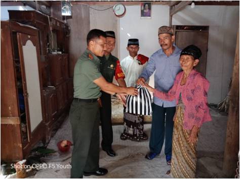 Danramil Sukodono Bagikan Sembako Kepada Warga Kurang Mampu Danramil Sukodono Bagikan Sembako Kepada Warga Kurang Mampu