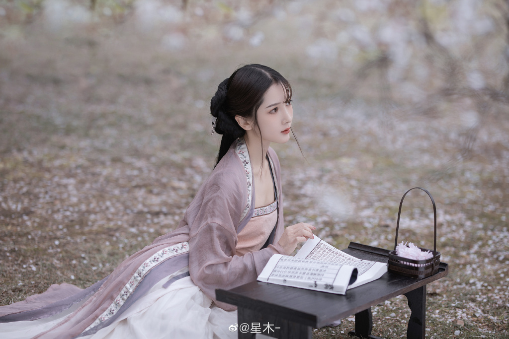 Image-Chinese-cute-model-Beautiful-girl-with-Chinese-historical-costume-TruePic.net