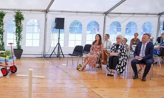 Crown Princess Mary wore a floral silk dress from H&M, and flesh-colored leathers pumps from Gianvito Rossi.