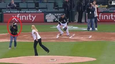 Fotógrafo recibe pelotazo tras pitcheo ceremonial de Medias Blancas