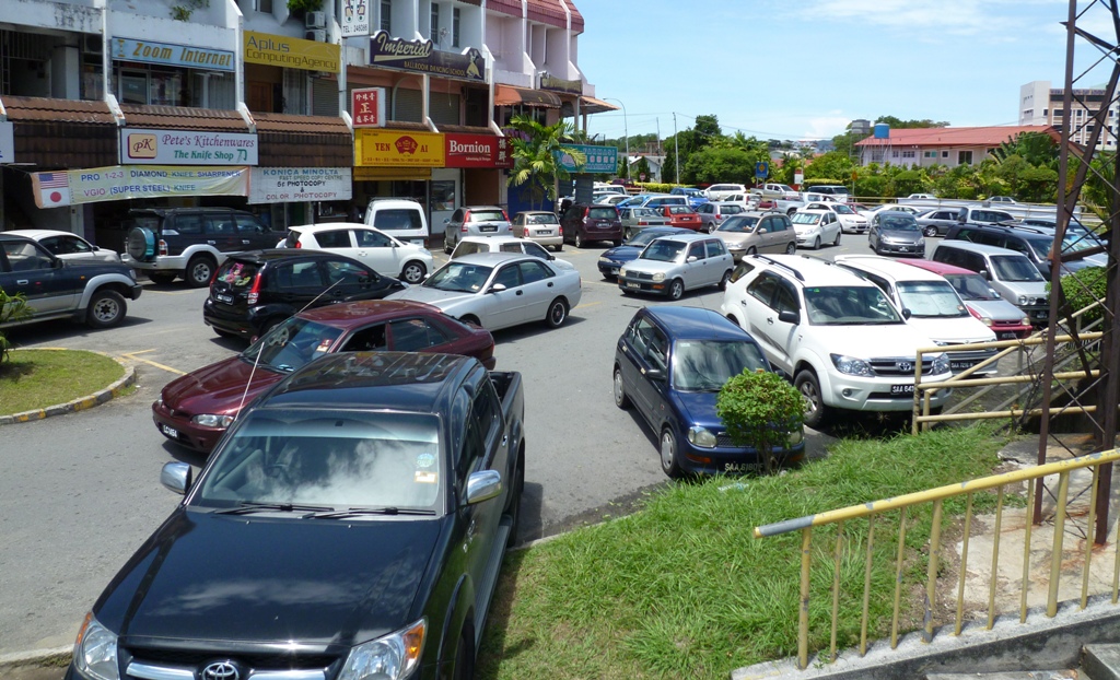 Malaysians Must Know The TRUTH MESSY BORNEON CENTRE CAR PARKING