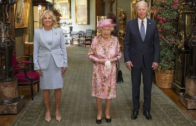 Queen Elizabeth wore a floral print dress by Stewart Parvin. First Lady wore a blue suit. The diamond Jardine star brooch