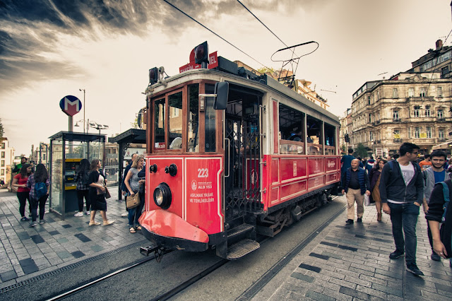 Tram rosso su Istiklal caddesi-Istanbul Tram rosso su Istiklal caddesi-Istanbul