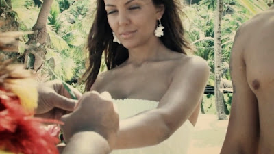 Сватбената церемония следва местните традиции на полинезийския остров и е повече от приказна.