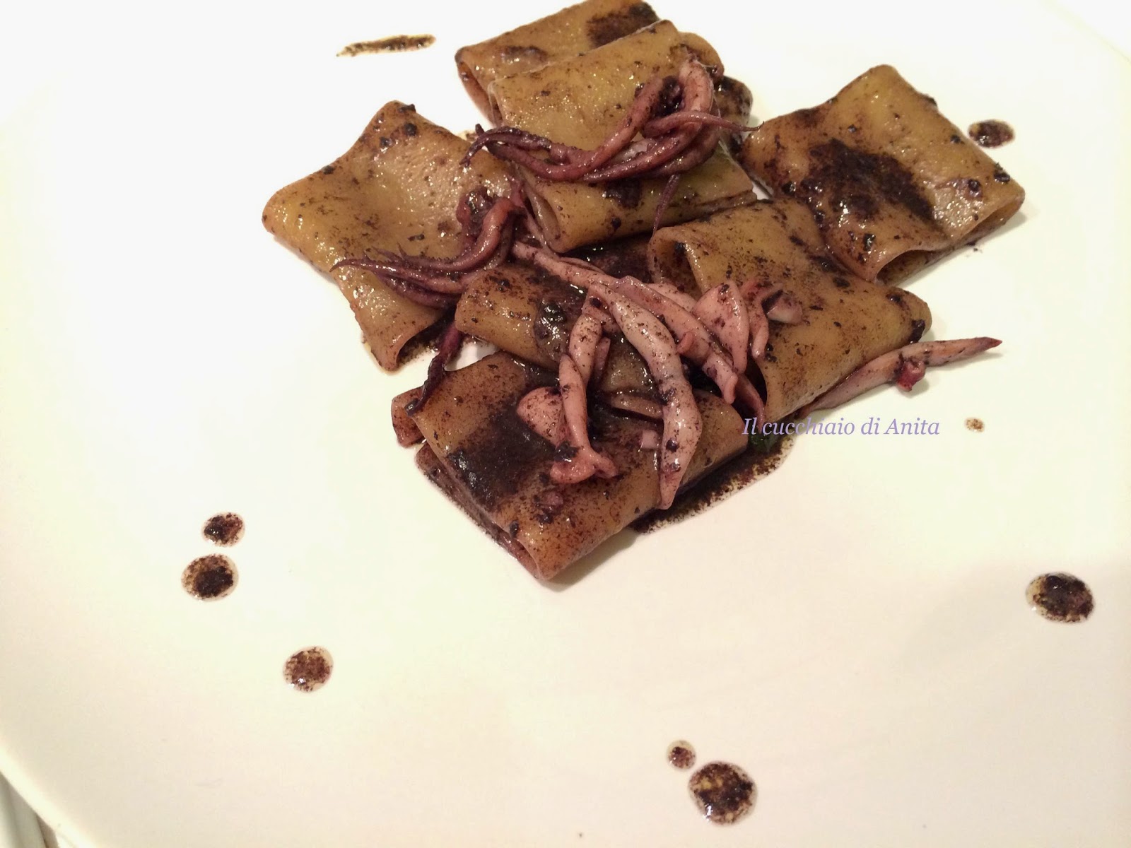 paccheri con pesto di olive nere e totani