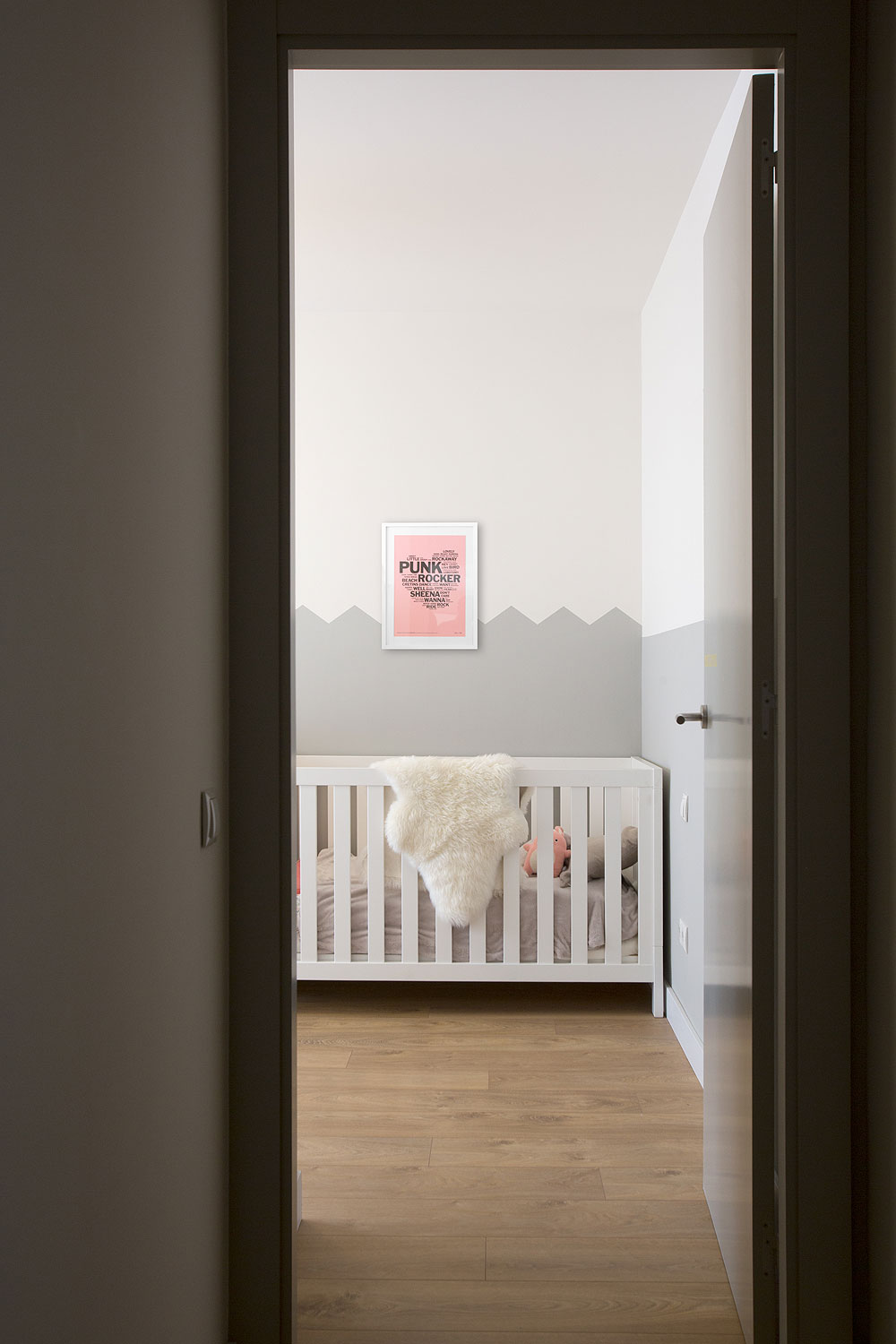 Marzua: Una vivienda en blanco, gris y un toque de mostaza, por Vive