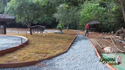 Bizzarri, da Bizzarri Pedras, visitando a obra onde estamos fazendo o muro de pedra rachão na restauração do lago em Cotia-SP com o caminho com o piso de concreto desempenado, sendo caminho em volta do lago. 15 de maio de 2017.