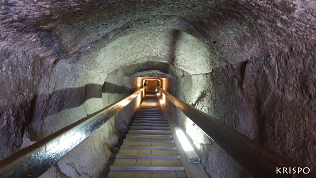 escalera interior de bajada en piramide de micerinos en egipto