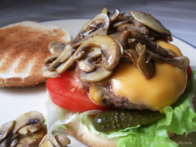 Super hamburger aux champignons et au fromage (voir la recette)