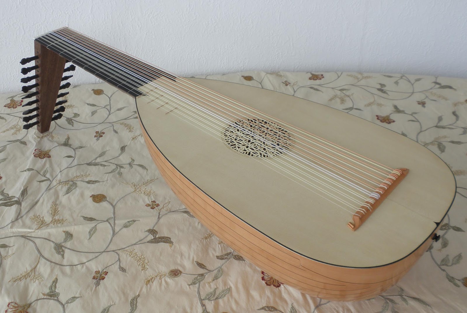 Buying a Lute Renaissance lutes
