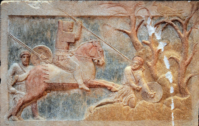 Персидский всадник атакует греческих легковооружённых пехотинцев.  Деталь саркофага, IV век до н.э. en.wikipedia.org