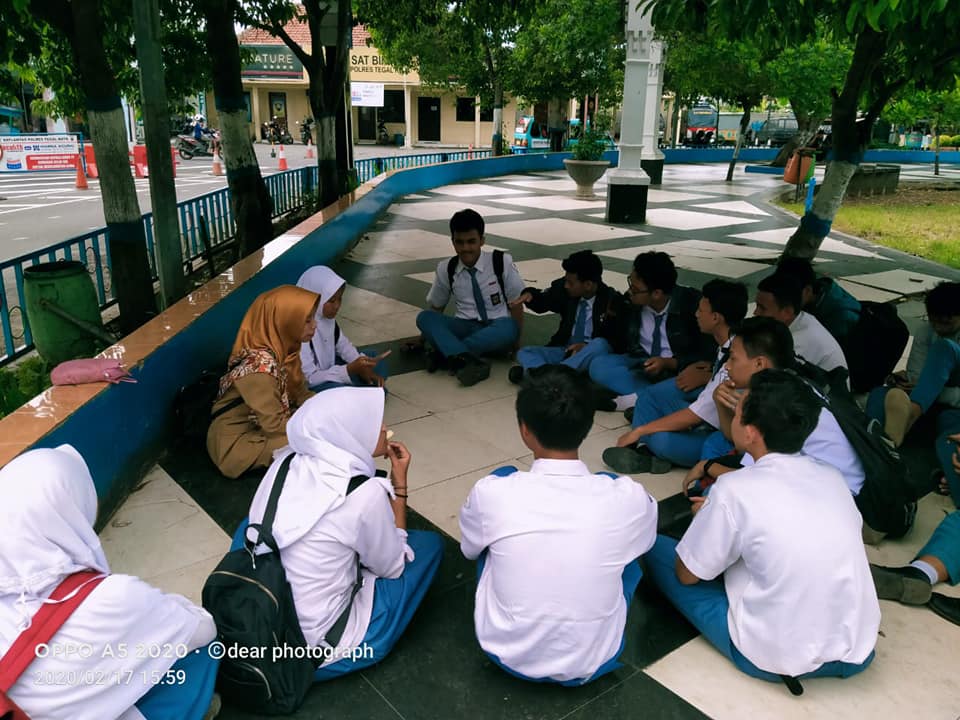 Kegiatan outdoor teaching bahasa Inggris oleh Miss Diar