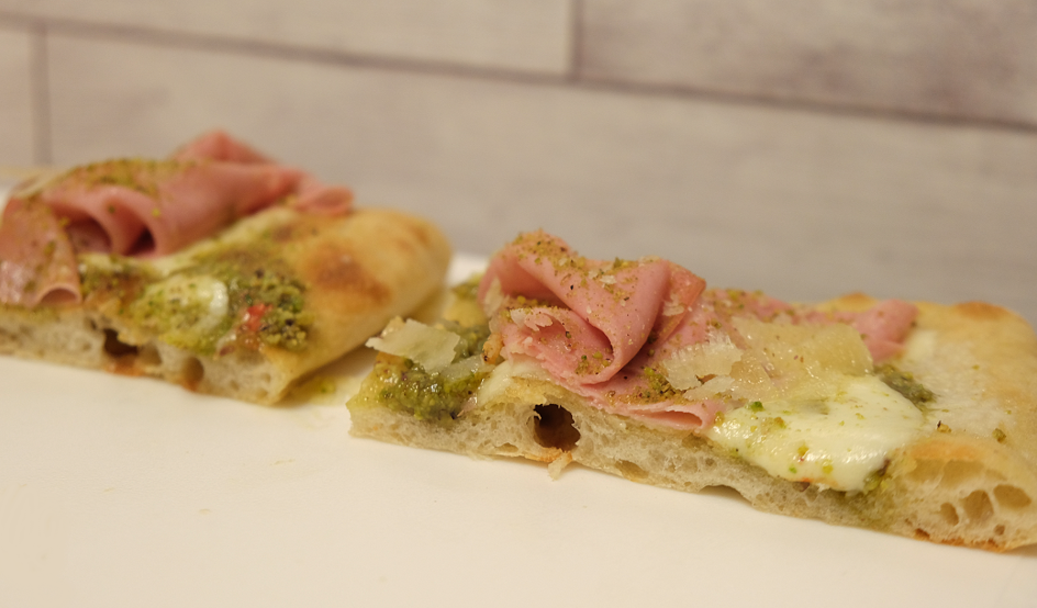 Pinsa romana mortadella e pistacchio Seduti a tavola