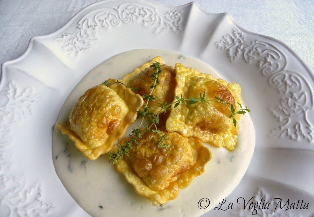 La Voglia Matta: Ravioli fritti su fonduta di brie