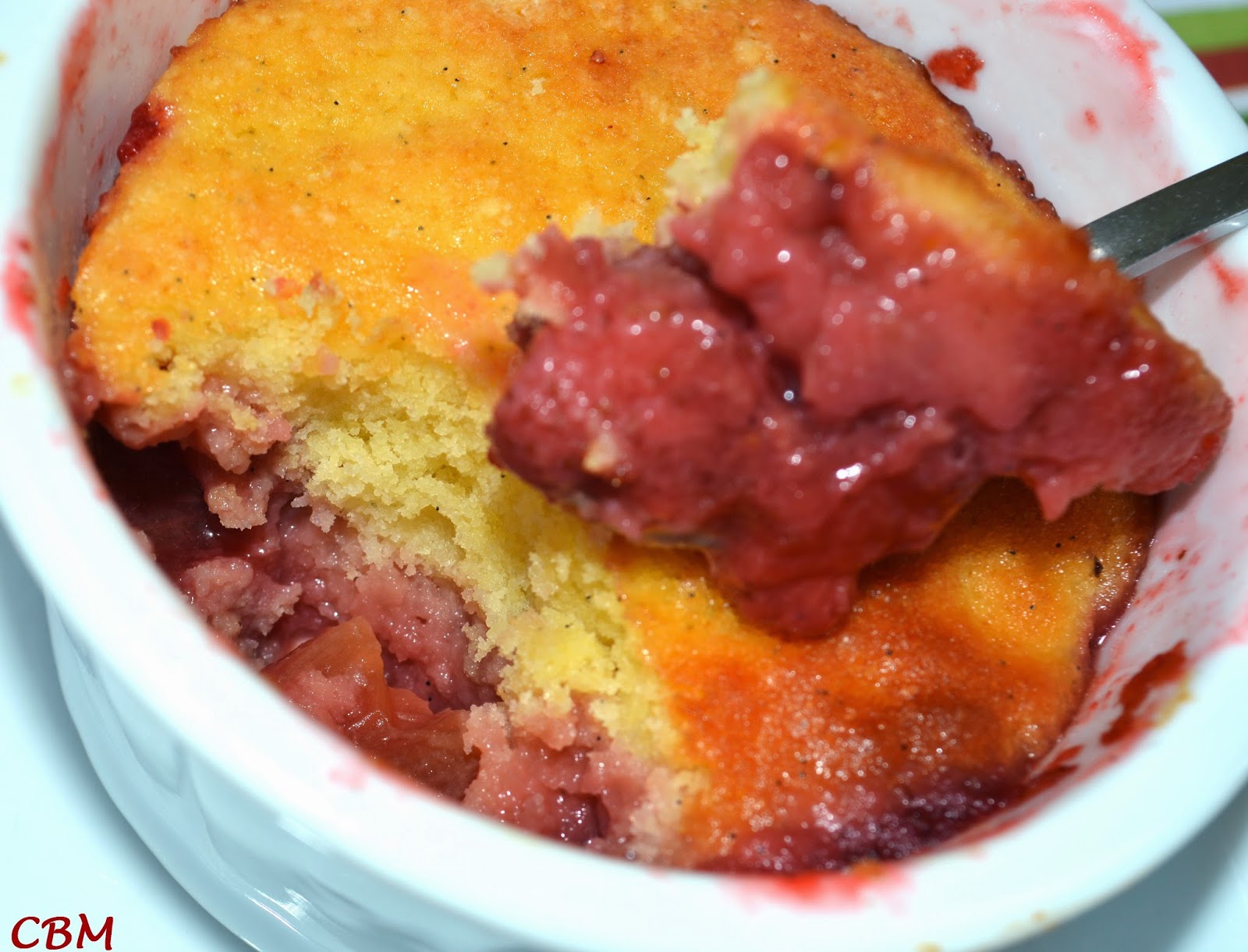 Dans la cuisine de Blancmanger Gâteau renversé aux fraises et à la rhubarbe