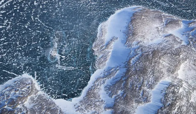 NASA'nın IceBridge Operasyonu araştırma uçağı 27 Mart 2017'de Grönland'ın yukarısında Yukarı Baffin Körfezi kıyılarını izliyor.