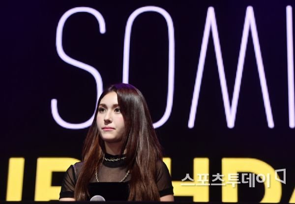 Jun Somi çıkış showcase'inde yeterince hazır olmadığı için eleştiri aldı