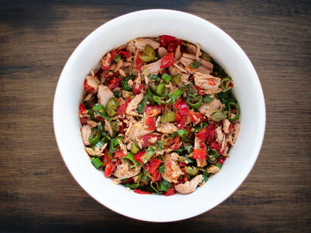 Thunfischsalat mit Paprika und Kapern auf Crostini ~ Moderne Topfologie ...