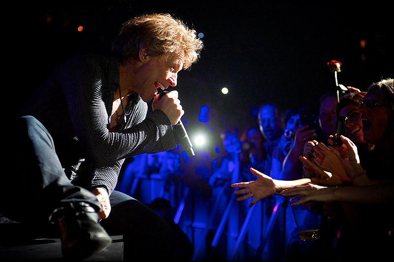 Bon jovi концерт видео. Bon Jovi Live. Bon Jovi концерт. Bon Jovi - the circle Tour (2010). Bon Jovi на сцене.
