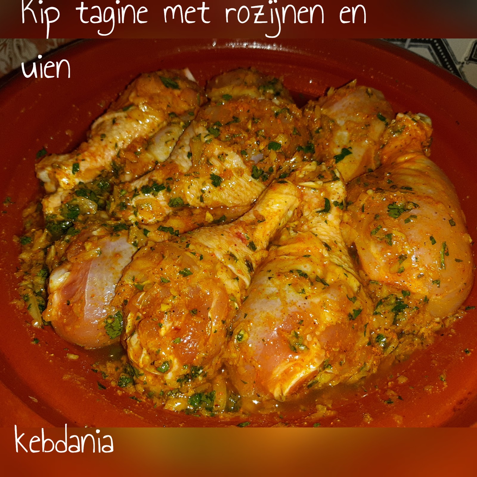 Kip tagine met rozijnen en uien.