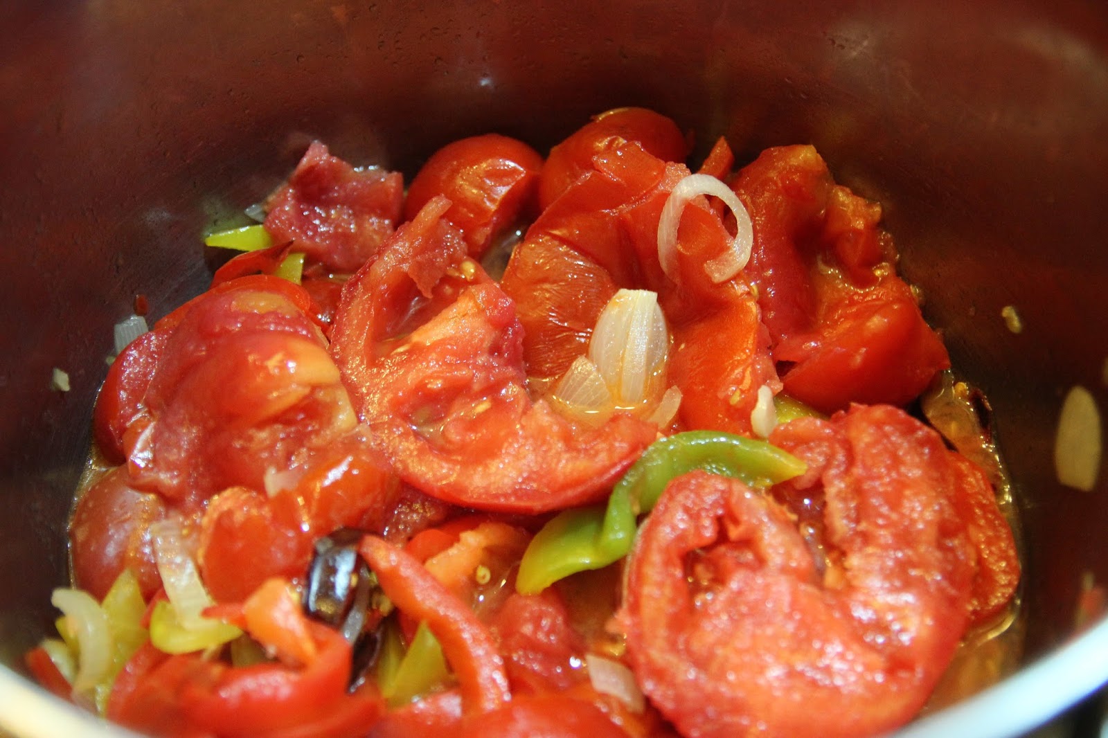 Лук томатная паста масло. Курица перец болгарский помидоры лук. Рыба в томатном соусе. Мясо ,рис,помидоры,лук,перец. Паста с помидорами и перцем болгарским.
