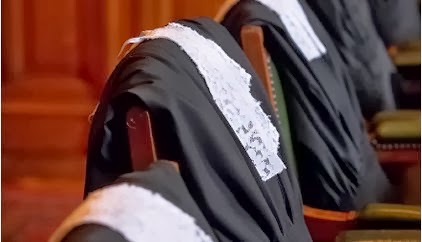 Le Provençal Blog: DE ZWARTE ROBE VAN ONZE RECHTSHELPERS…