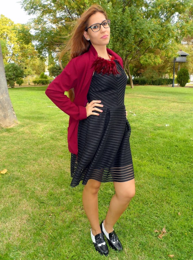 Vestido negro calado, blazer burdeos y mocasines blanco y negro