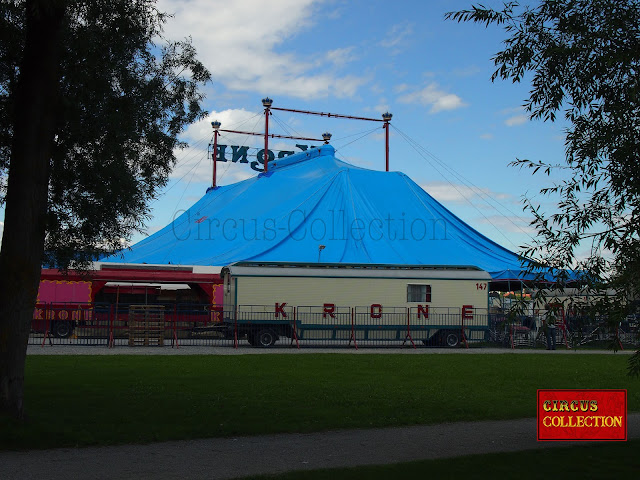 Roulotte et chapiteau du Circus Krone, 2012 en cours de montage