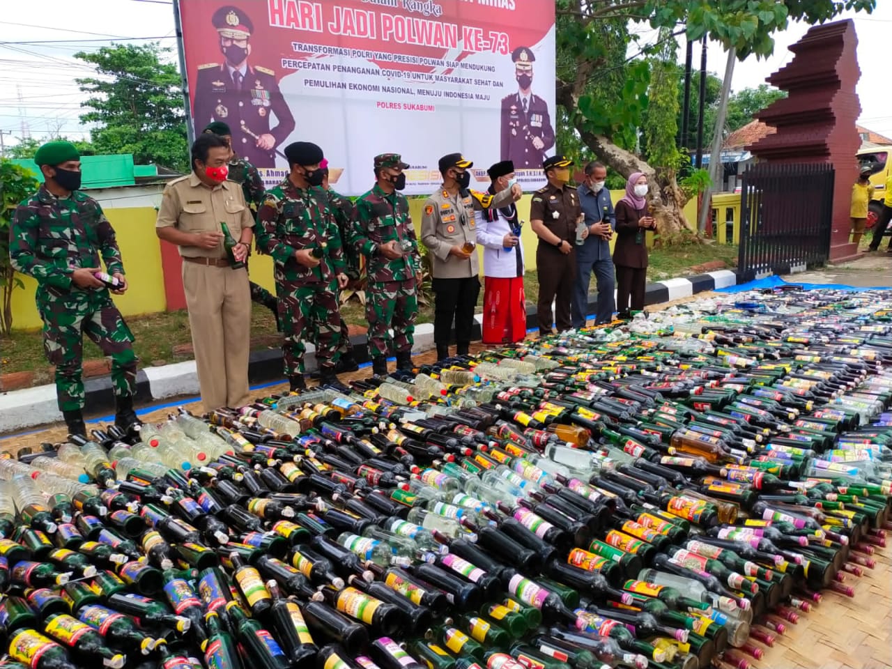7350 Botol Miras Dimusnahkan Polres Sukabumi Dalam Rangka Hari Jadi Polwan Ke 73