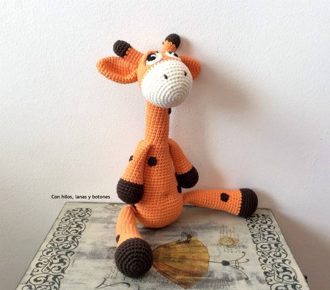 Con hilos, lanas y botones: Greta jirafa amigurumi (patrón Cucapuntoes)