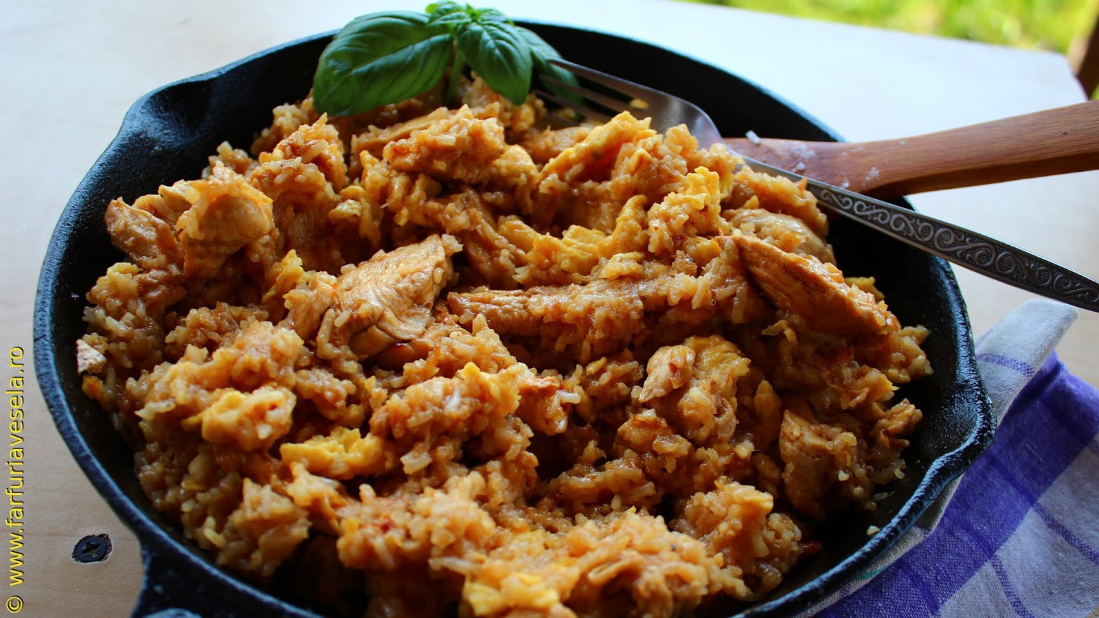 Farfuria vesela Orez basmati cu pui la tigaie