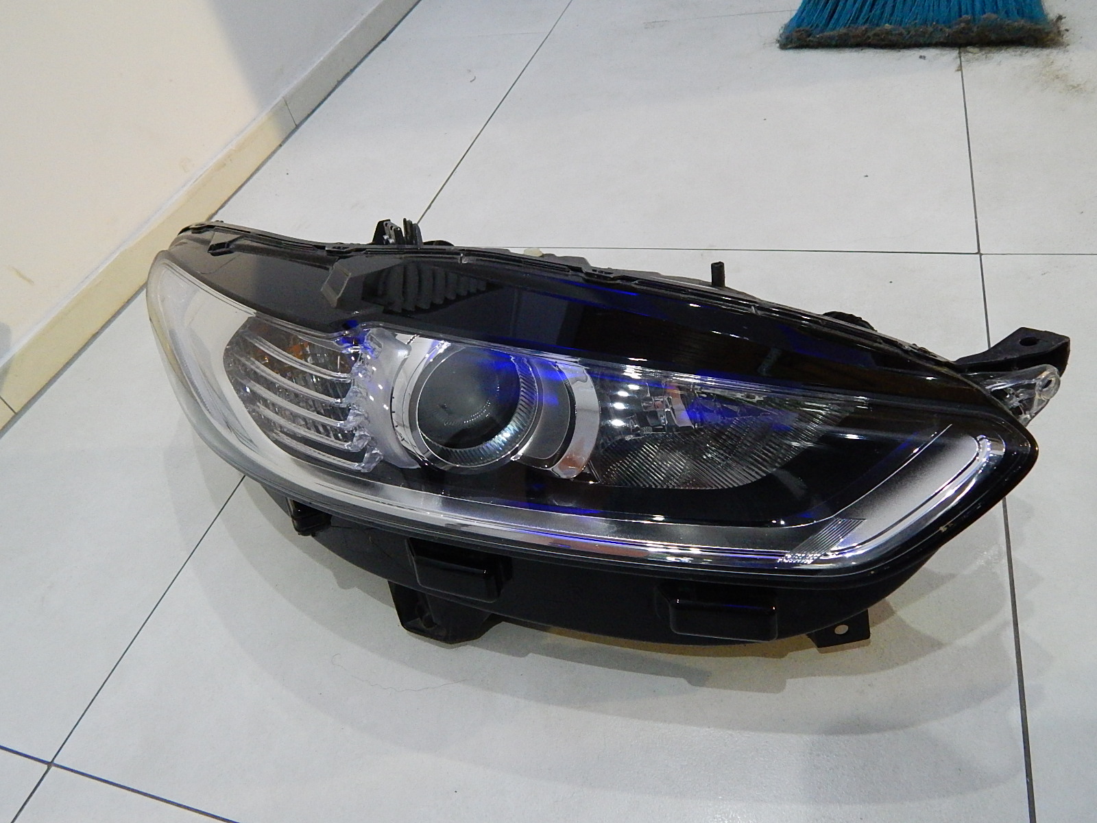 Naprawa świateł samochodowych Ford Mondeo MK5 prawa lampa