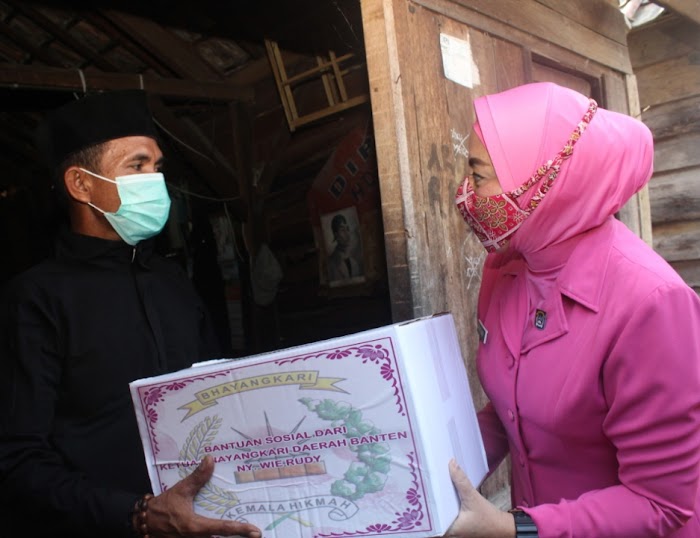 Bhayangkari Daerah Banten Salurkan 50 Paket Sembako di Kelurahan Kasunyatan Serang