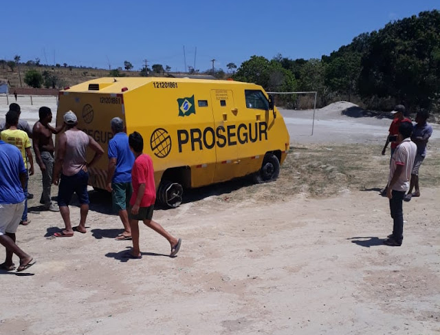 Criminosos atacam carro-forte em rodovia na região de Morro do Chapéu