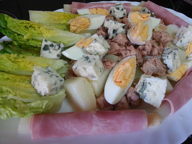 ensalada de patata con salsa de mayonesa y yogurt