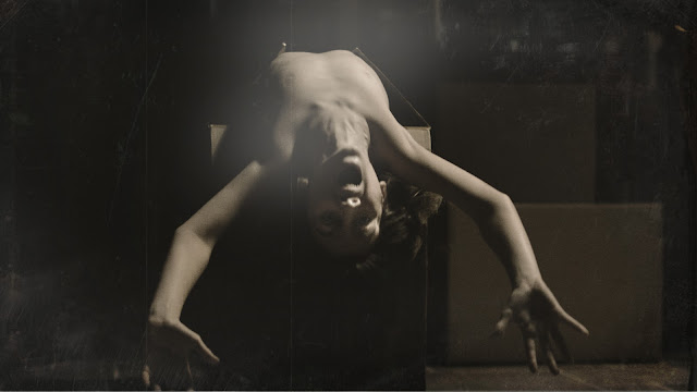 Naked man screaming in Sinister 2012 movieloversreviews.filminspector.com