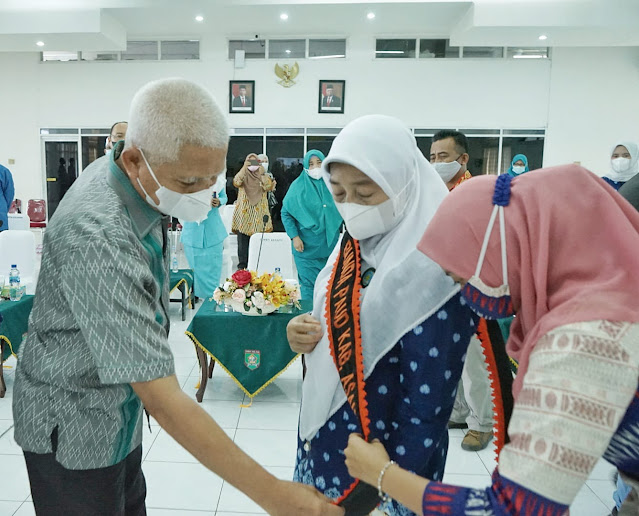 Hj. Titiek Sugiarti Surya Dikukuhkan Sebagai Bunda PAUD Kabupaten Asahan Tahun 2021 Hj. Titiek Sugiarti Surya Dikukuhkan Sebagai Bunda PAUD Kabupaten Asahan Tahun 2021