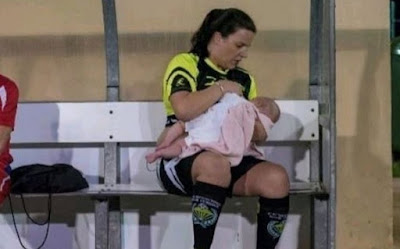 Jugadora de Fútbol femenil de España amamanta a bebé en sus partidos