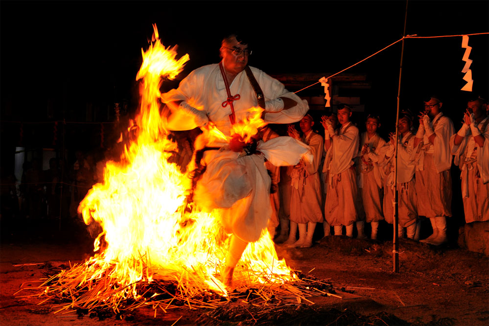 Прыгать через костер. Прыжки через огонь на ивана купала. Проведение детей через огонь. Полоса препятствий с огнем. «проведение через огонь».