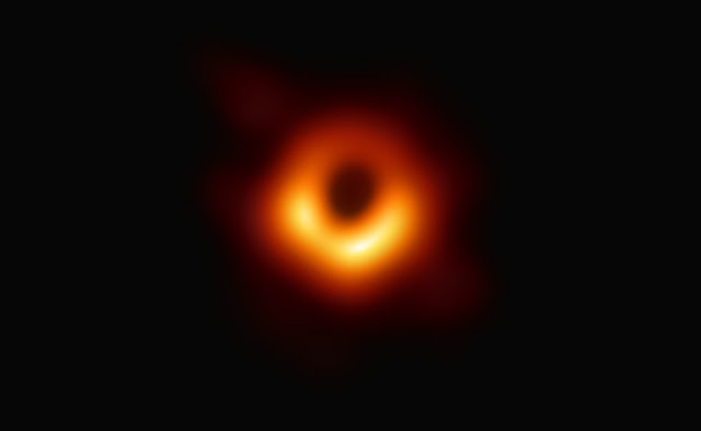 Исторический снимок:  тень чёрной дыры в центре галактики M 87,  созвездие Девы