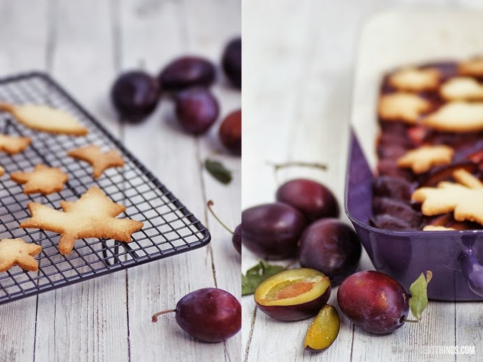 Zwetschgen Cheesecake mit Streuseln aus Herbstblätter Cookies