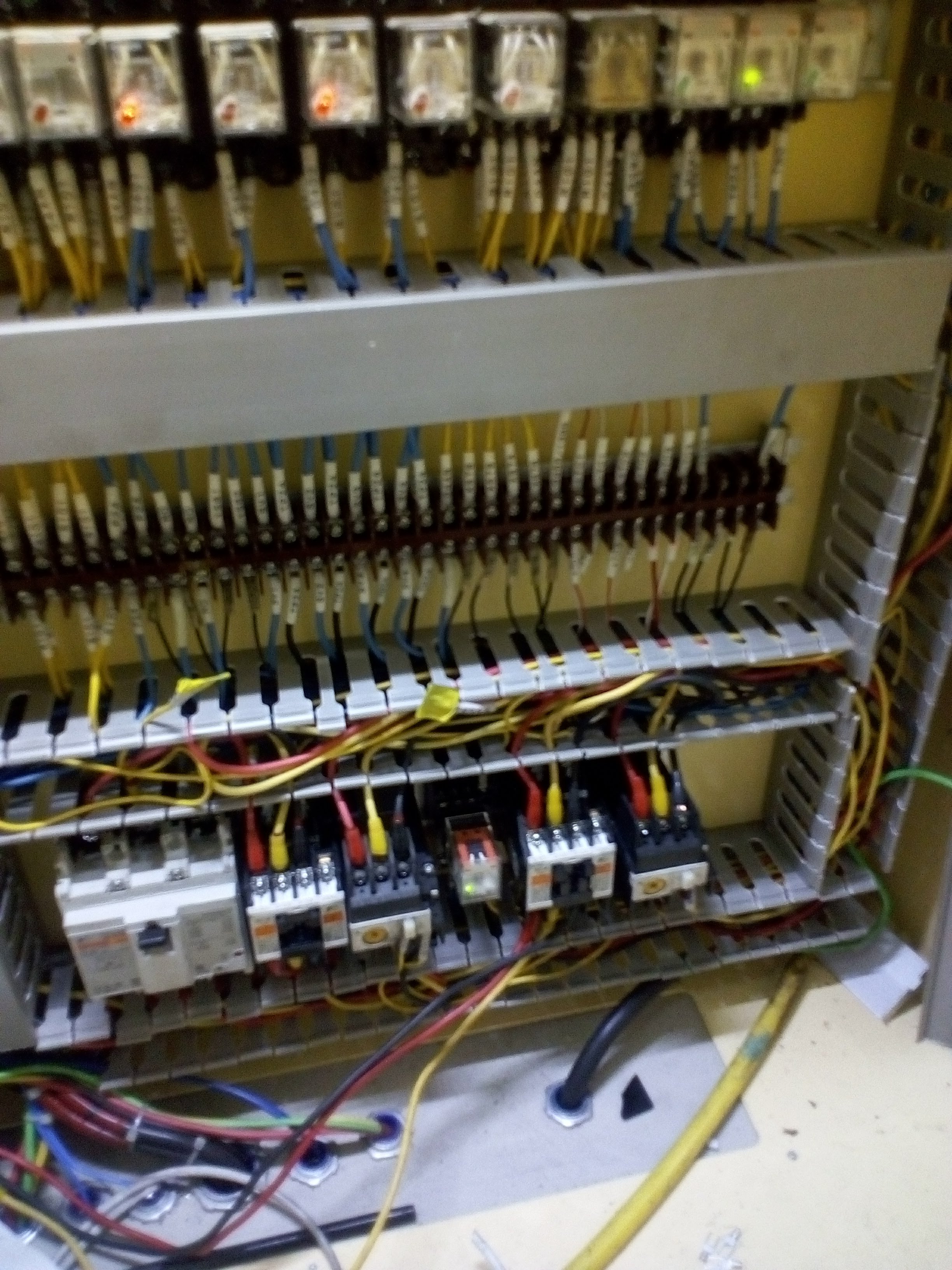 Tugas Operator Teknisi Instalasi Listrik di Pabrik Industri