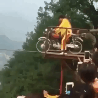 내 발이 오그라드는 외줄 자전거타기.gif | 인스티즈