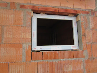 Unser Hausbau: Garage in Eigenleistung: Einbau von Fenster und Eingangstür