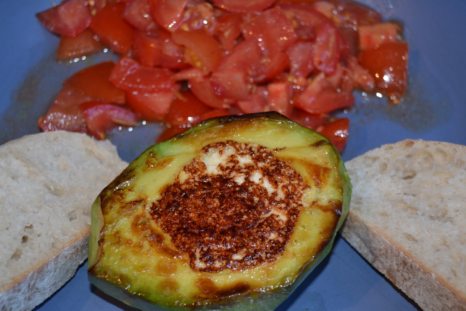 Greenbox: Avocado mit Ziegenfrischkäse, Maracuja-Dressing und Tomatensalat